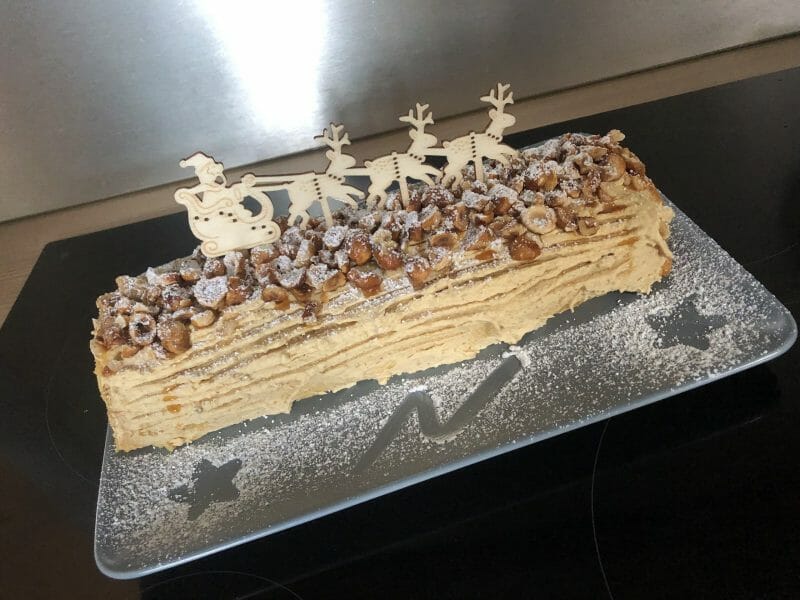 Cliquez pour zoomer ! Bûche pralinée aux éclats de noisettes caramélisés Thermomix par didou06340
