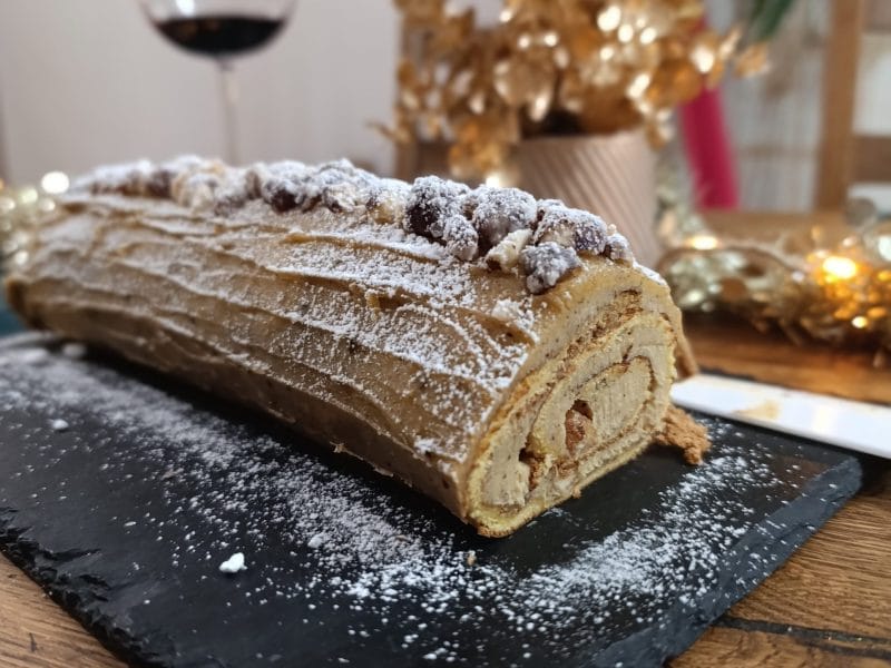 Cliquez pour zoomer ! Bûche pralinée aux éclats de noisettes caramélisés Thermomix par dossette