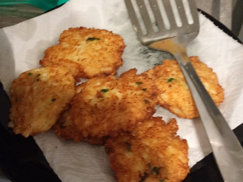 Cliquez pour zoomer ! Galettes de chou-fleur et sauce yaourt Thermomix par Faridadoumi