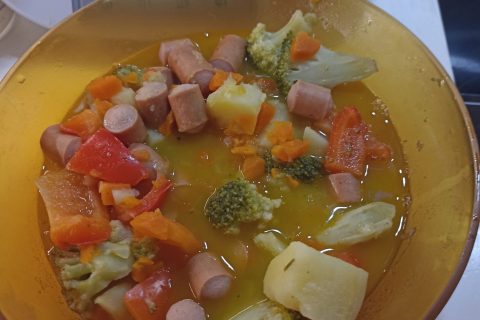 Cliquez pour zoomer ! Ragoût de légumes, pommes de terre et saucisses Thermomix par Castor