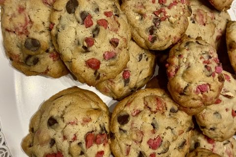 Cliquez pour zoomer ! Cookies aux éclats de pralines roses et pépites de chocolat Thermomix par Hinata94