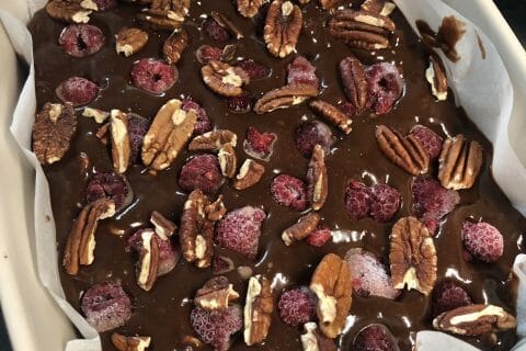 Cliquez pour zoomer ! Brownie framboises, pistaches et pépites de chocolat blanc Thermomix par arusconi