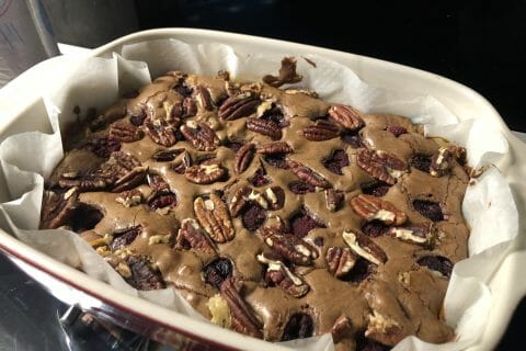 Cliquez pour zoomer ! Brownie framboises, pistaches et pépites de chocolat blanc Thermomix par arusconi