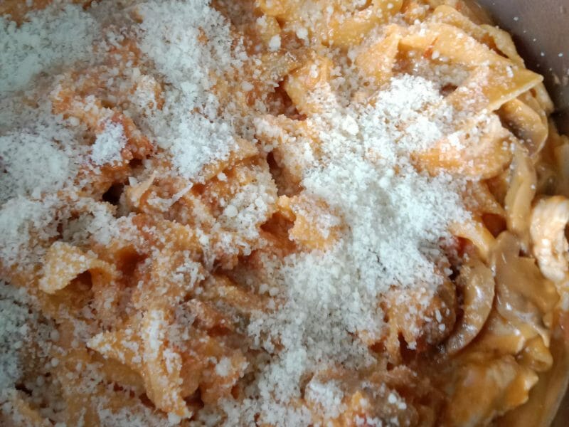 Cliquez pour zoomer ! Pennes au poulet, tomates et champignons Thermomix par lae_12