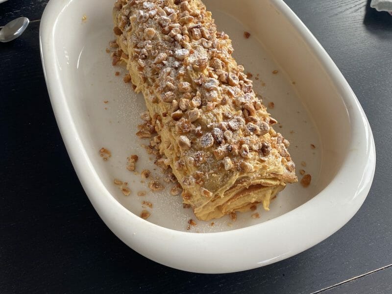 Cliquez pour zoomer ! Bûche pralinée aux éclats de noisettes caramélisés Thermomix par silkeegea