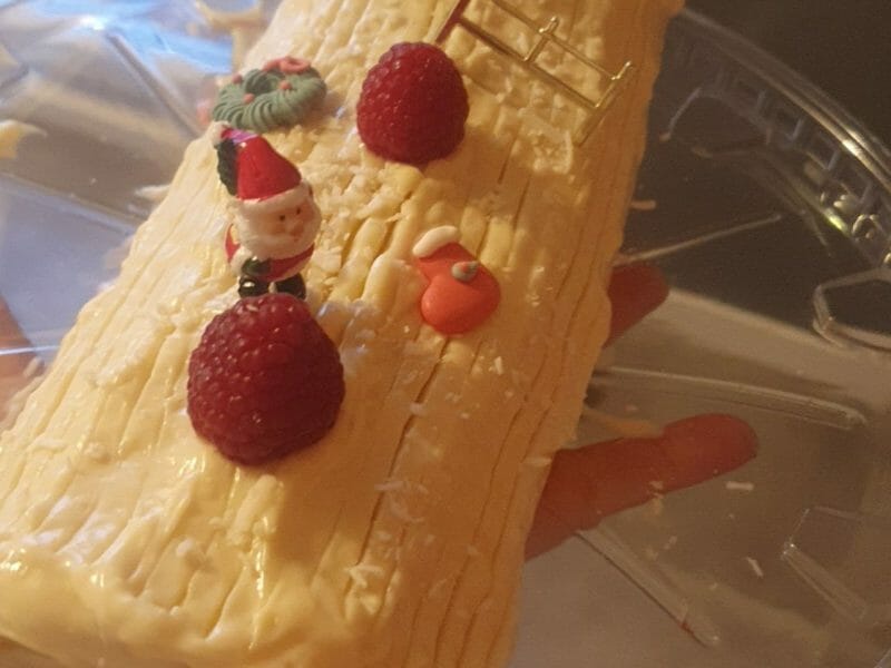 Cliquez pour zoomer ! Bûche de Noël framboises et chocolat blanc Thermomix par sof_9