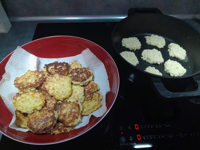 Cliquez pour zoomer ! Galettes de chou-fleur et sauce yaourt Thermomix par manoushkaa