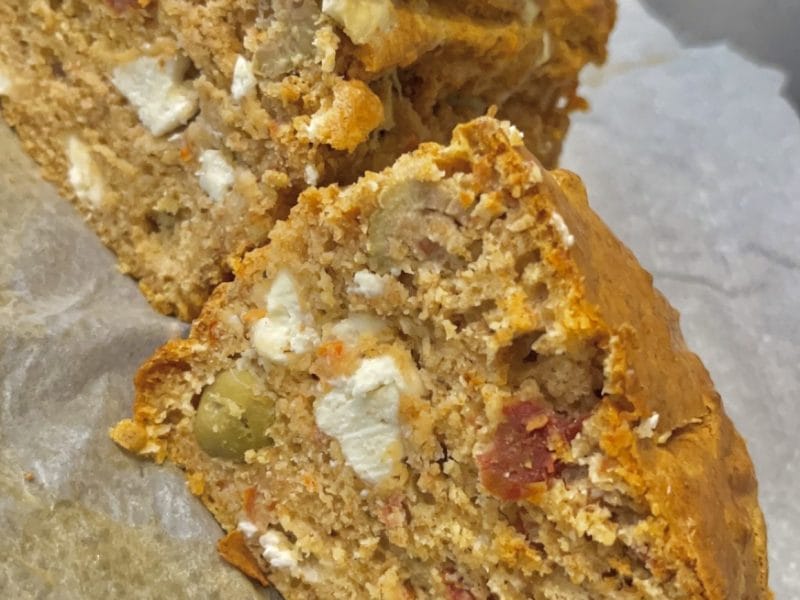 Cliquez pour zoomer ! Cake tomates séchées, olives vertes et feta Thermomix par Ansooo