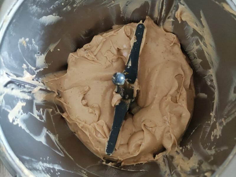 Cliquez pour zoomer ! Bûche pralinée aux éclats de noisettes caramélisés Thermomix par Véromix ☺️