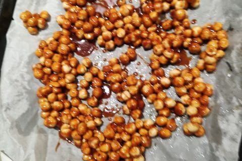 Cliquez pour zoomer ! Bûche pralinée aux éclats de noisettes caramélisés Thermomix par Véromix ☺️