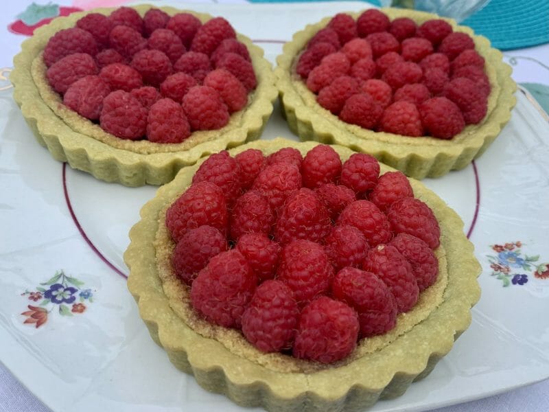 Cliquez pour zoomer ! Tartelettes framboises sur crème d’amande et pistache Thermomix par celdubrub
