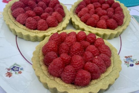 Cliquez pour zoomer ! Tartelettes framboises sur crème d’amande et pistache Thermomix par celdubrub