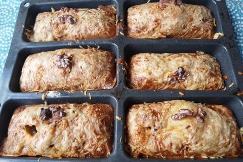 Cliquez pour zoomer ! Cake à la fourme d’Ambert, noix et raisins secs Thermomix par Biques