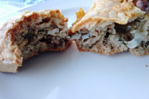 Cliquez pour zoomer ! Cake à la fourme d’Ambert, noix et raisins secs Thermomix par Biques