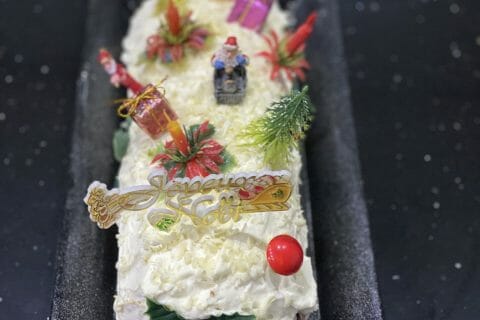 Cliquez pour zoomer ! Bûche de Noël framboises et chocolat blanc Thermomix par monica_1110