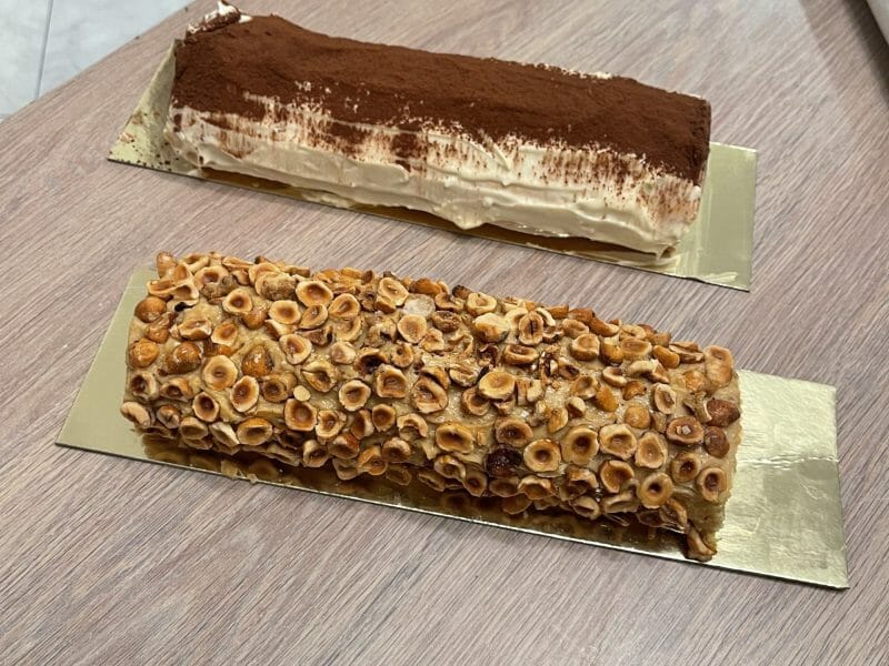 Cliquez pour zoomer ! Bûche pralinée aux éclats de noisettes caramélisés Thermomix par elodie-17190