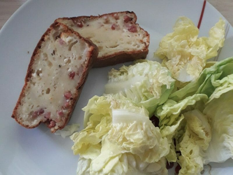 Cliquez pour zoomer ! Cake chèvre, noisettes et lardons Thermomix par nadia_26800