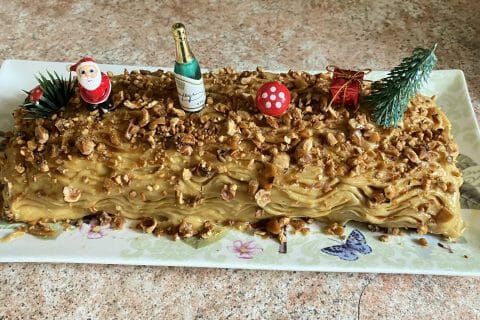 Cliquez pour zoomer ! Bûche pralinée aux éclats de noisettes caramélisés Thermomix par vivi64