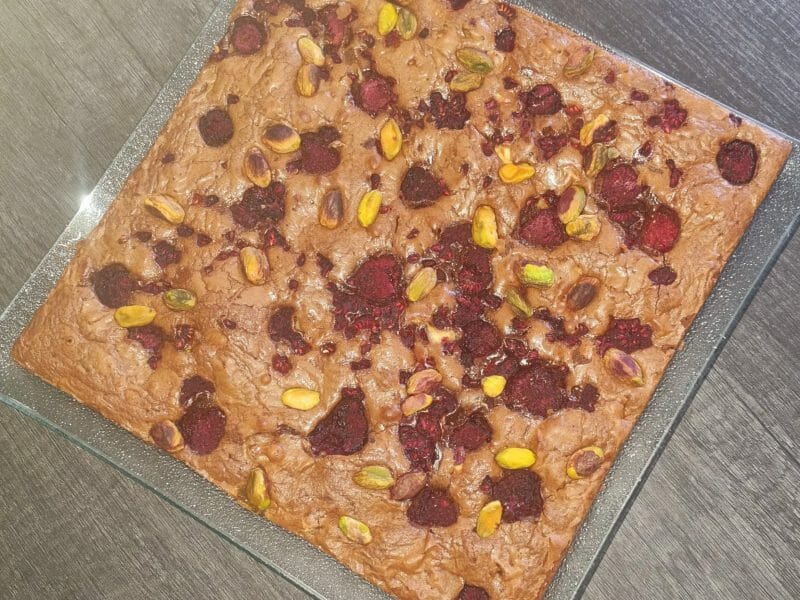 Cliquez pour zoomer ! Brownie framboises, pistaches et pépites de chocolat blanc Thermomix par Didii.mum