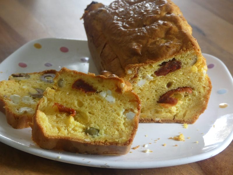 Cliquez pour zoomer ! Cake tomates séchées, olives vertes et feta Thermomix par nadinemarie