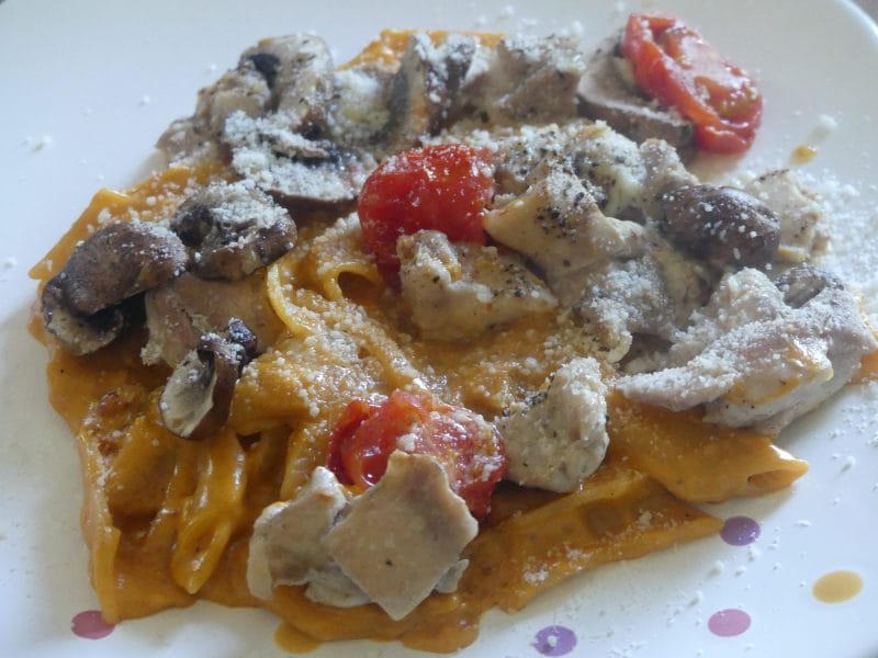 Cliquez pour zoomer ! Pennes au poulet, tomates et champignons Thermomix par nadinemarie