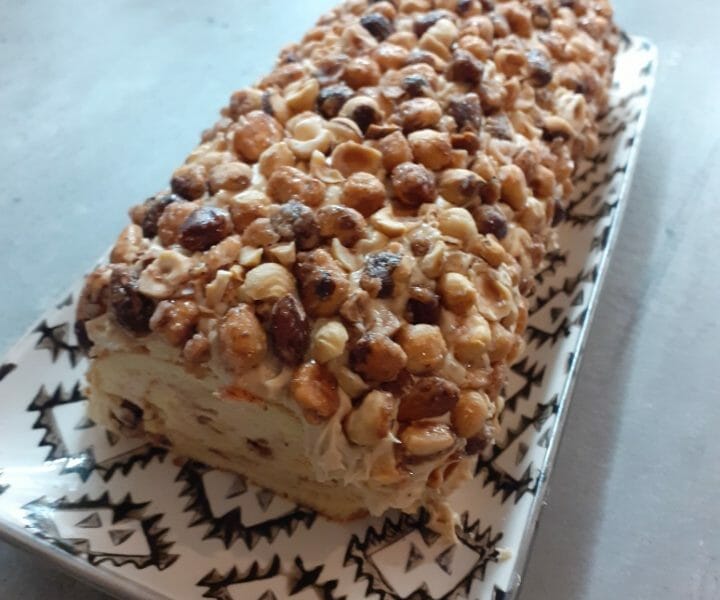 Cliquez pour zoomer ! Bûche pralinée aux éclats de noisettes caramélisés Thermomix par Maripili_slc