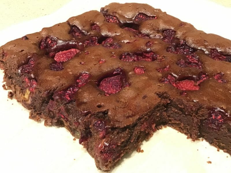 Cliquez pour zoomer ! Brownie framboises, pistaches et pépites de chocolat blanc Thermomix par avalon83