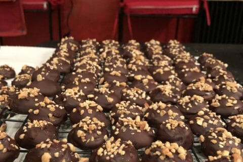 Cliquez pour zoomer ! Caramels aux cacahuètes enrobés de chocolat Thermomix par Dan19