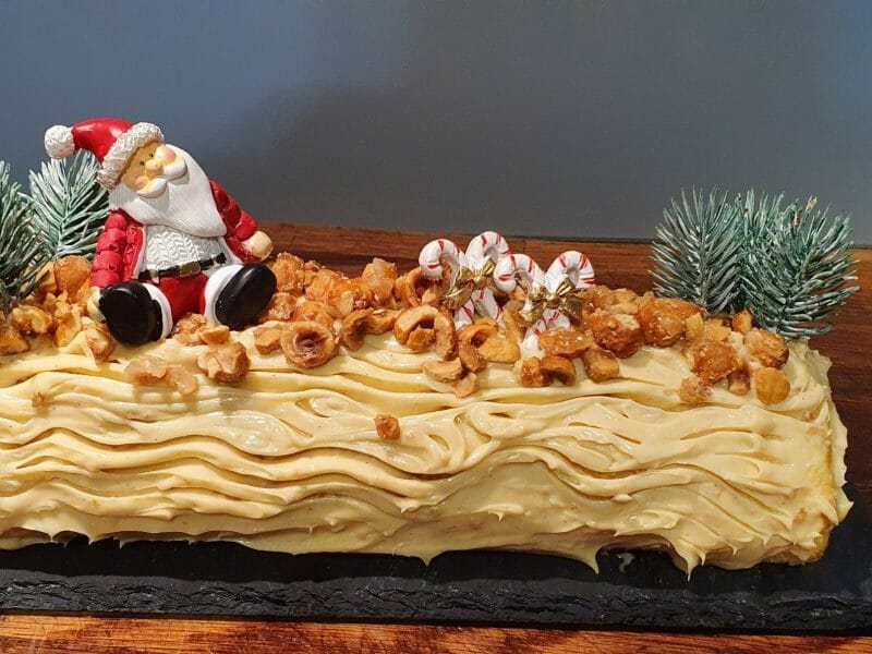 Cliquez pour zoomer ! Bûche pralinée aux éclats de noisettes caramélisés Thermomix par Rosy59960