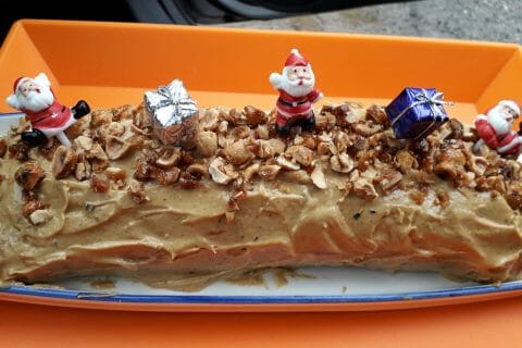 Cliquez pour zoomer ! Bûche pralinée aux éclats de noisettes caramélisés Thermomix par coquoergosum