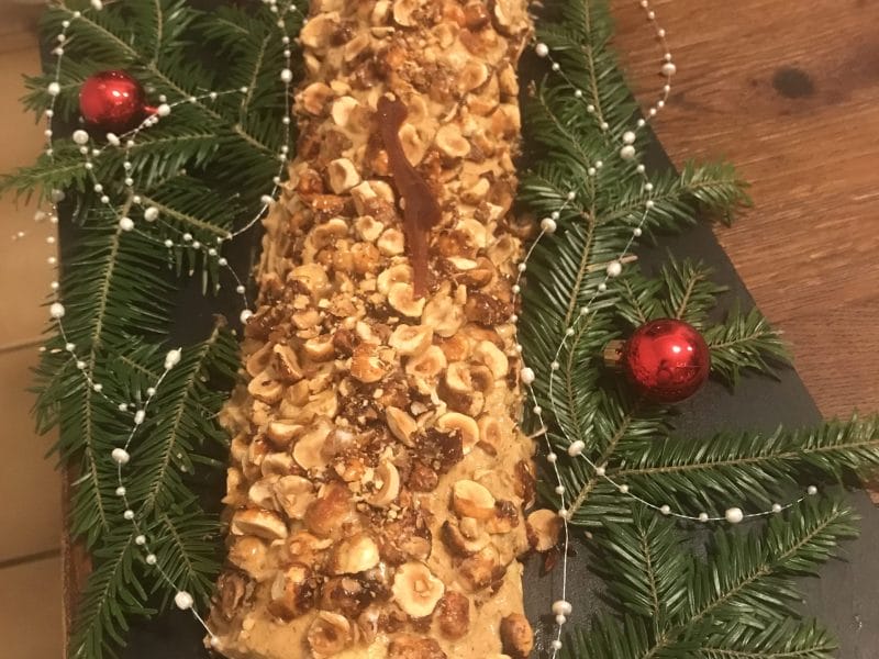 Cliquez pour zoomer ! Bûche pralinée aux éclats de noisettes caramélisés Thermomix par isabelle_619