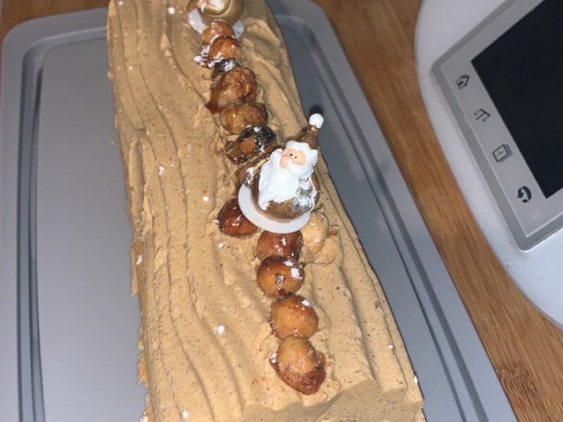 Cliquez pour zoomer ! Bûche pralinée aux éclats de noisettes caramélisés Thermomix par lydia32