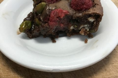 Cliquez pour zoomer ! Brownie framboises, pistaches et pépites de chocolat blanc Thermomix par Coconini