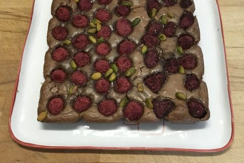 Cliquez pour zoomer ! Brownie framboises, pistaches et pépites de chocolat blanc Thermomix par Coconini