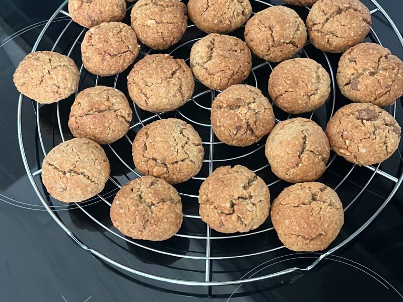 Cliquez pour zoomer ! Biscuits aux flocons d’avoine, cacahuètes et chocolat Thermomix par Lisballe