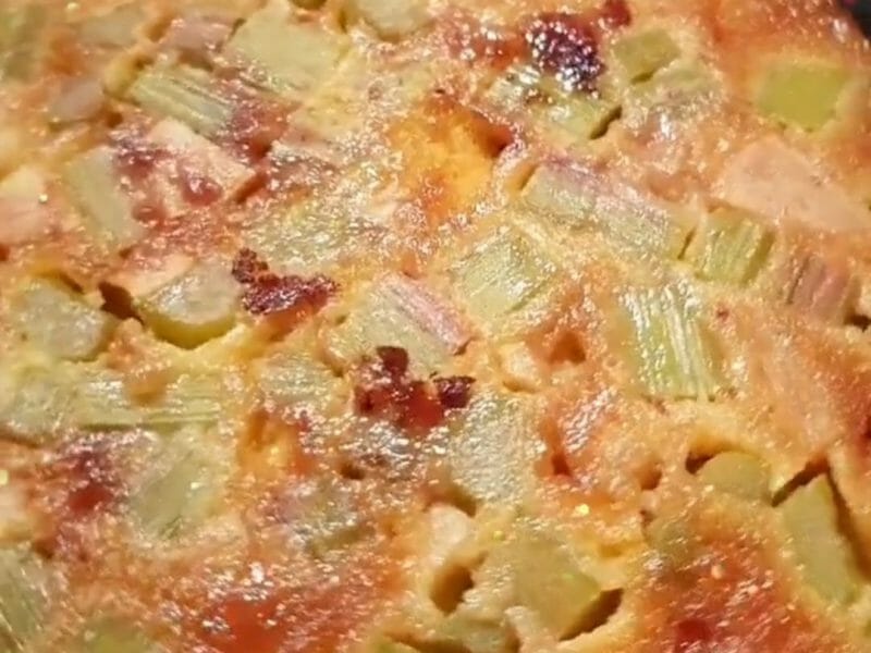 Cliquez pour zoomer ! Gâteau renversé à la rhubarbe et caramel au beurre salé Thermomix par anette_pltl