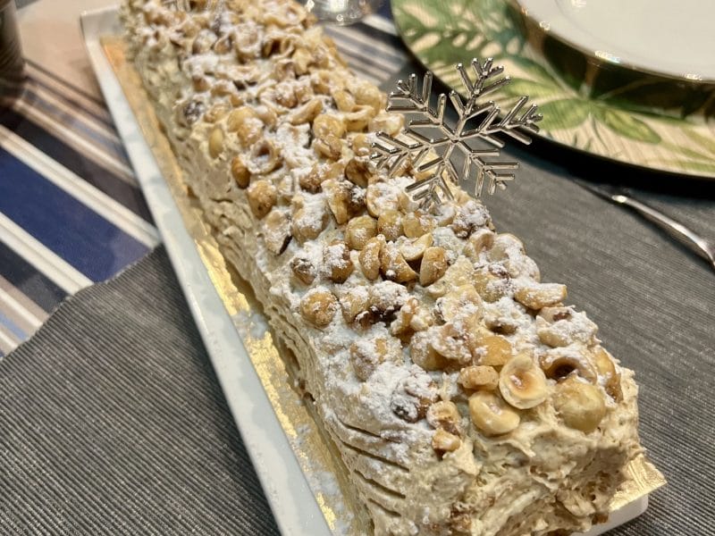 Cliquez pour zoomer ! Bûche pralinée aux éclats de noisettes caramélisés Thermomix par Marinda