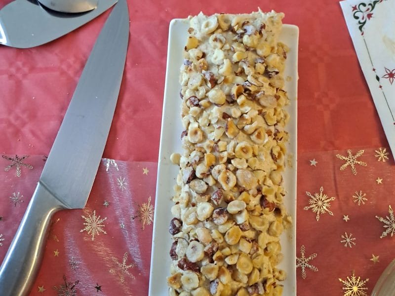 Cliquez pour zoomer ! Bûche pralinée aux éclats de noisettes caramélisés Thermomix par alex31190