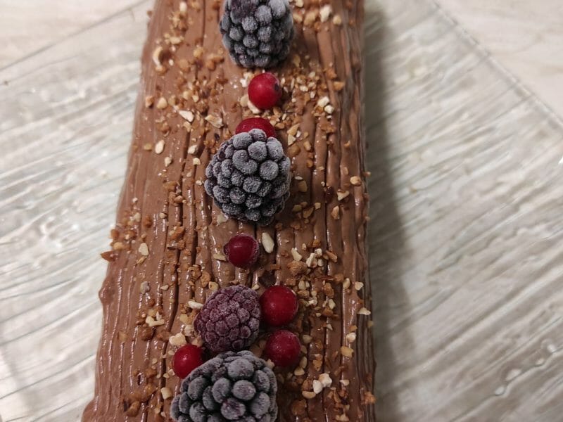 Cliquez pour zoomer ! Bûche de Noël framboises et chocolat blanc Thermomix par laurence_342