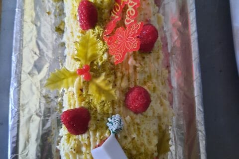 Cliquez pour zoomer ! Bûche de Noël framboises et chocolat blanc Thermomix par nono20290