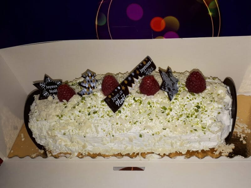 Cliquez pour zoomer ! Bûche de Noël framboises et chocolat blanc Thermomix par Maybe