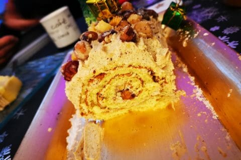 Cliquez pour zoomer ! Bûche pralinée aux éclats de noisettes caramélisés Thermomix par LettySiiah