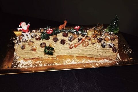 Cliquez pour zoomer ! Bûche pralinée aux éclats de noisettes caramélisés Thermomix par LettySiiah