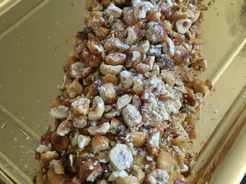 Cliquez pour zoomer ! Bûche pralinée aux éclats de noisettes caramélisés Thermomix par Ginadusud