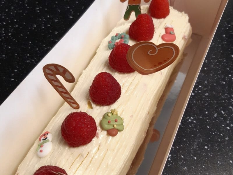 Cliquez pour zoomer ! Bûche de Noël framboises et chocolat blanc Thermomix par steffmeun33
