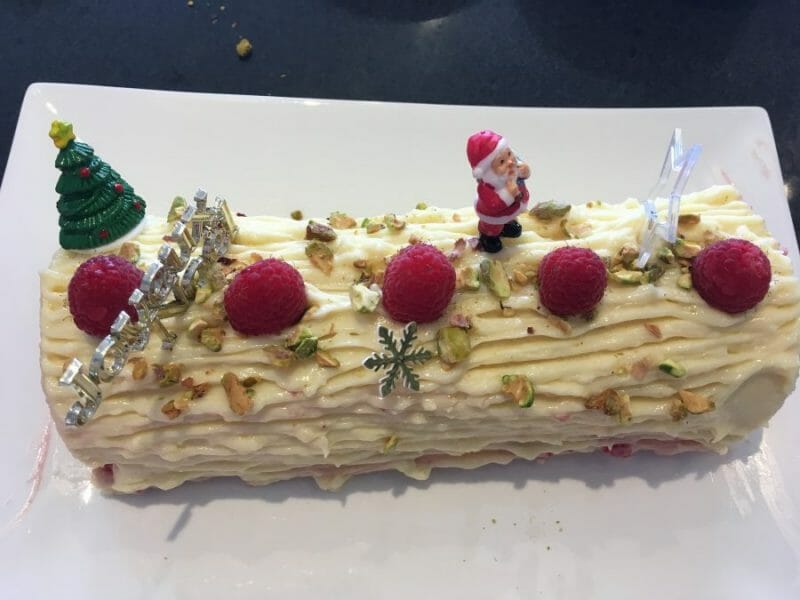Cliquez pour zoomer ! Bûche de Noël framboises et chocolat blanc Thermomix par LadyDi Tahiti