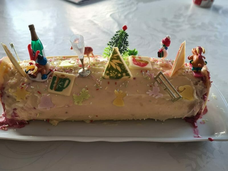 Cliquez pour zoomer ! Bûche de Noël framboises et chocolat blanc Thermomix par Virginie62