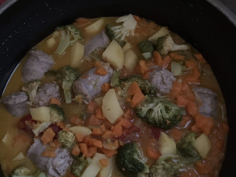Cliquez pour zoomer ! Ragoût de légumes, pommes de terre et saucisses Thermomix par muriel63