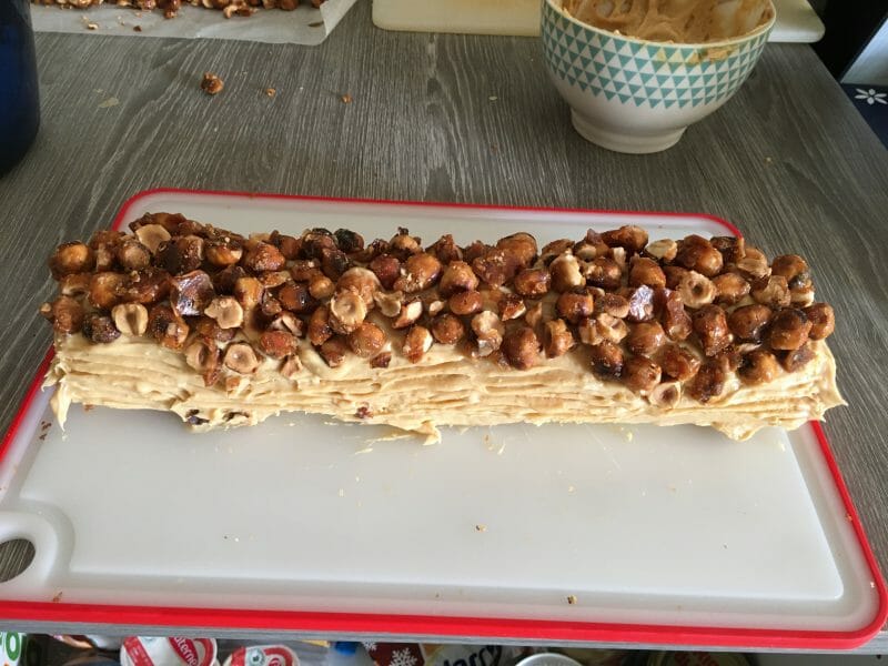 Cliquez pour zoomer ! Bûche pralinée aux éclats de noisettes caramélisés Thermomix par Kellaie