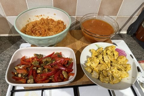 Cliquez pour zoomer ! Poulet sauce poivron-tomate, riz et ses légumes Thermomix par izbi